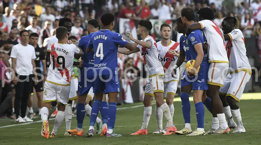 Momento del enfrentamiento entre Mumin y varios futbolistas del Getafe