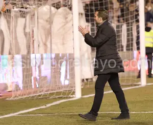 Rubén Baraja saliendo del Estadio de Vallecas en un partido en los que dirigió al Rayo