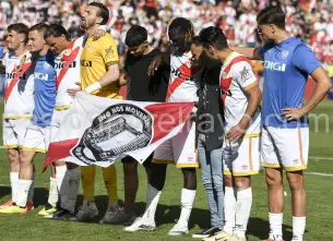 Los jugadores del Rayo mostraron la bandera del "No nos moverán"