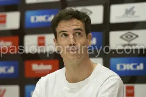 Iñigo Pérez se estrenó como entrenador del Rayo ante el Girona