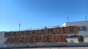 Foto de la pancarta contra Carlos Santiso en la ciudad deportiva del Rayo Vallecano