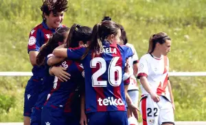 El Levante celebra uno de sus goles contra el Rayo Femenino