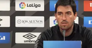 Andoni Iraola durante la rueda de prensa previa al Valencia - Rayo Vallecano