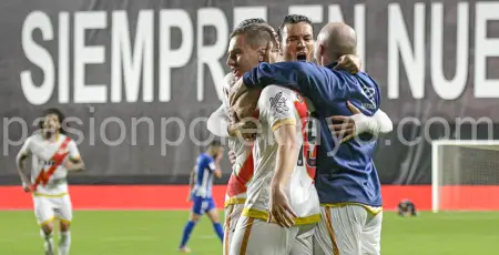 De Frutos, abrazado por Isi, durante la celebración del 2-0 ante el Alavés