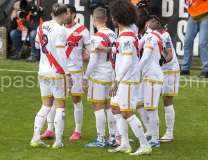 Los jugadores del Rayo Vallecano celebrando el primer gol ante el Yeclano