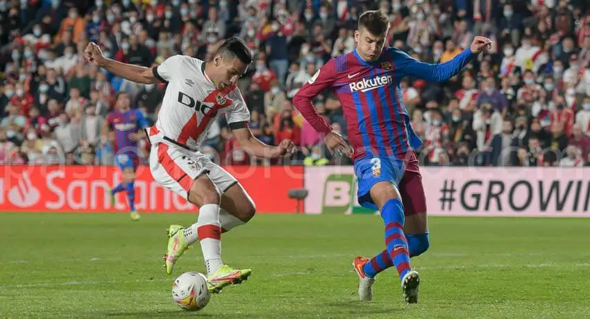 Falcao, en la acción que precedió a su gol con el Rayo Vallecano contra el FC Barcelona