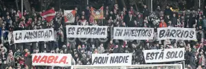 Pancarta en el fondo del Estadio de Vallecas durante el Rayo - Valencia