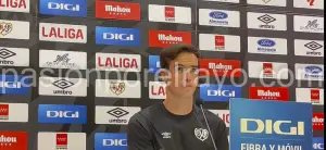 Iñigo Pérez en la rueda de prensa previa al Barcelona - Rayo