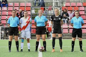 Imagen del trío arbitral en el Rayo Femenino - Zaragoza CFF