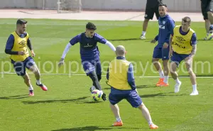 Oscar Valentín conduce un balón ante la atenta mirada de Andrés, Isi, Salvi y Alvaro durante el entrenamiento de hoy.