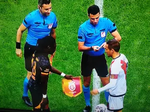 Trejo, sin banderín en el saludo de capitanes del Galatasaray - Rayo Vallecano