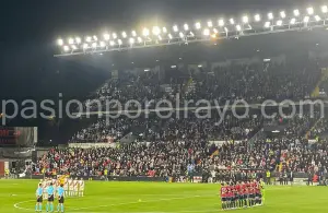 Rayo y Celta formaron en el centro del campo durante el minuto de silencio por Antonio Castilla