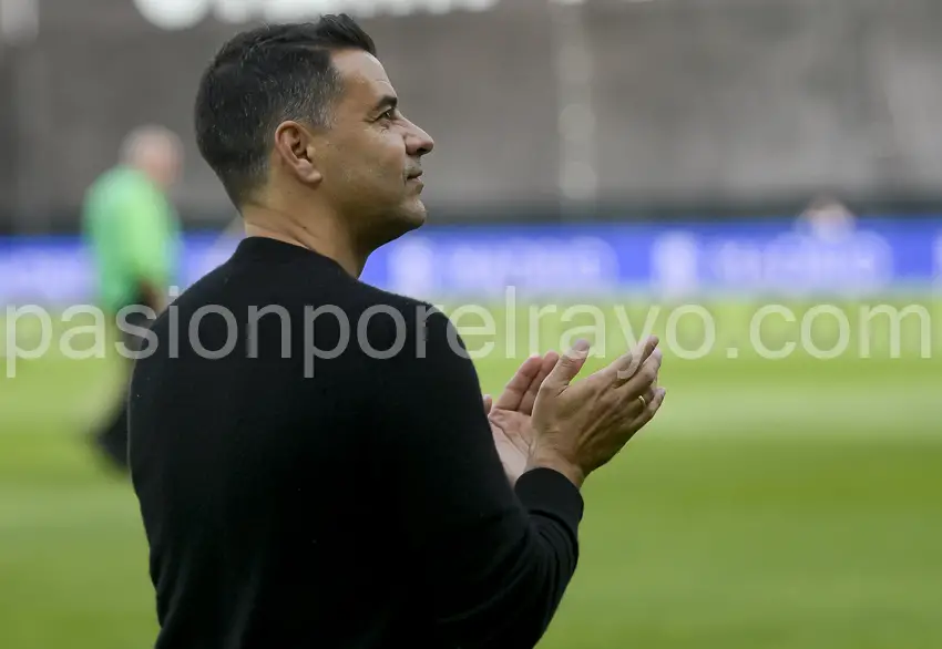 Míchel devolviendo el aplauso a la grada de Vallecas a su entrada al Estadio en el Rayo - Girona