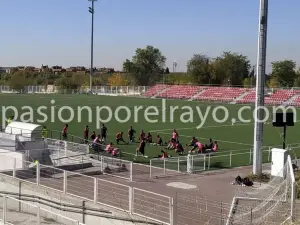 Entrenamiento de cantera en el campo 4 de la Ciudad Deportiva Rayo Vallecano