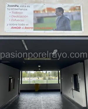 Pancarta homenaje a Juan Pedro Navarro en la Ciudad Deportiva Rayo Vallecano