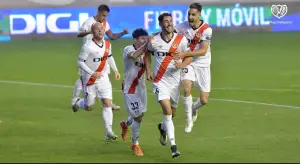 Comesaña celebra un gol con el Rayo Vallecano