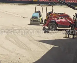 Maquinaria sobre la arena del terreno de juego del Estadio de Vallecas