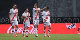 Mario Hernández siendo felicitado por Catena, Alvaro y Saveljich tras su gol al Elche.