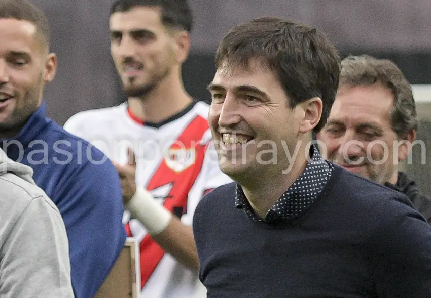 Andoni Iraola en su despedida en el Estadio de Vallecas