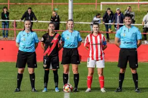 Saludo de capitanas en el Sporting de Gijón - Rayo Femenino