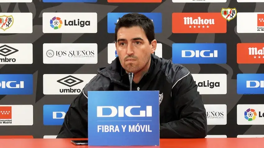 Iraola, técnico del Rayo Vallecano en rueda de prensa
