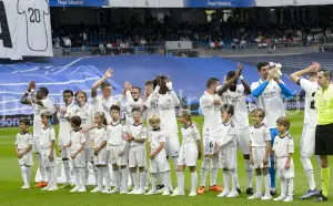 El Real Madrid saludando a su afición ante del choque ante el Rayo