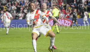 Oscar Trejo celebrando el gol de Camello en el que participó de manera activa.
