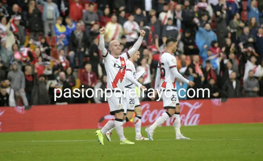 Isi, en la celebración de su gol en el Rayo Vallecano - Villarreal
