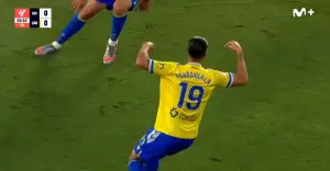 Sergi Guardiola celebra su gol in extremis con el Cádiz