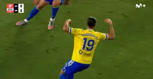 Sergi Guardiola celebra su gol in extremis con el Cádiz