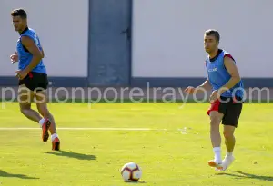 Adrián Embarba durante un entrenamiento con el Rayo Vallecano