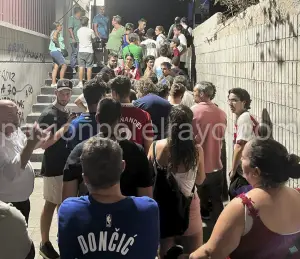 Aficionados en busca de información para adquirir abonos del Rayo Vallecano