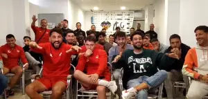 Los jugadores del Atlético Saguntino siguiendo el sorteo de Copa del Rey