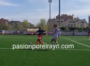Sheila y Bulatovic pelean un balón en el Rayo Femenino - Atlético Femenino