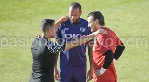 Francisco charlando con Bebé y Dimitrievski a su llegada al entrenamiento
