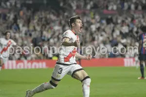 Fran García, en su gol del Rayo Vallecano - Barcelona