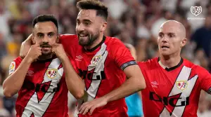 Álvaro García, Unai López e Isi celebran el gol del Rayo en Sevilla