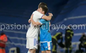 Lucas Vázquez y Nacho saludaron cariñosamente a Fran García al final del partido
