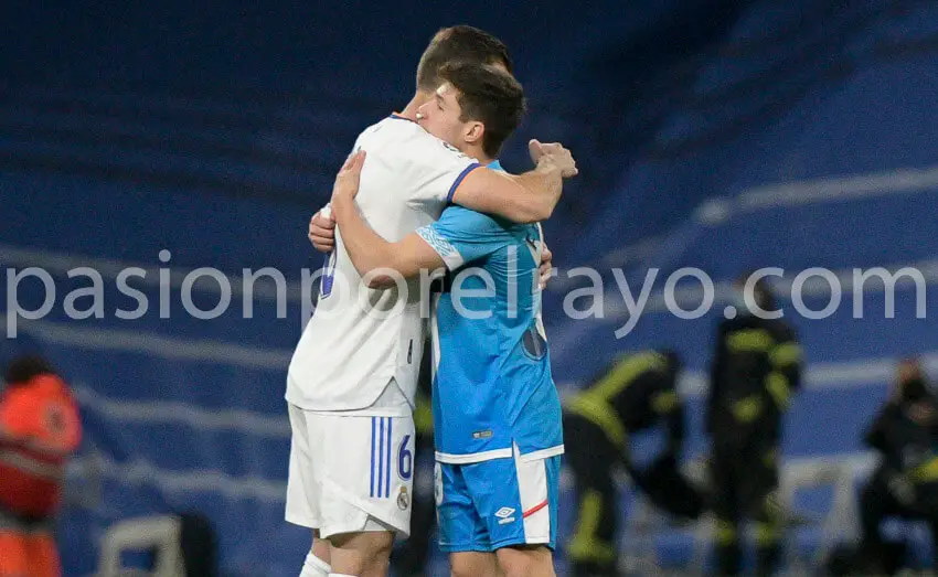 Lucas Vázquez y Nacho saludaron cariñosamente a Fran García al final del partido
