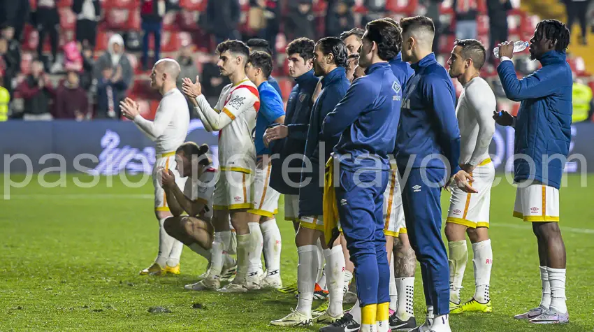 Los futbolistas del Rayo recibiendo los ánimos de los Bukaneros tras perder ante el Sevilla