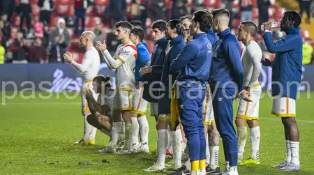 Los futbolistas del Rayo recibiendo los ánimos de los Bukaneros tras perder ante el Sevilla