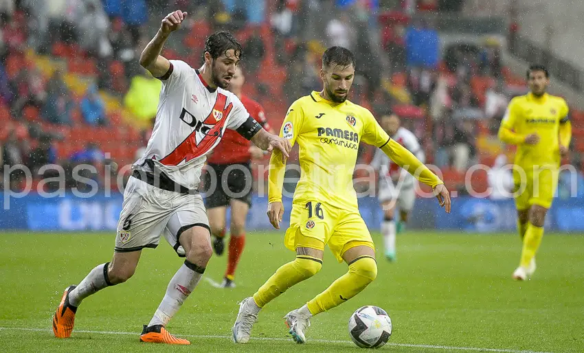 Santi Comesaña peleando por un balón en el partido ante el Villarreal