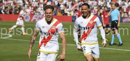 Chavarría y Raúl de Tomás, celebrando el empate momentáneo entre Rayo Vallecano y Osasuna