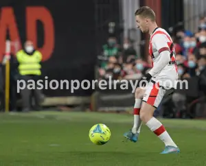Ivan Balliu controla un balón en partido de liga con el Rayo Vallecano