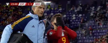 Gavi saliendo con gestos de dolor tras caer lesionado en el partido de España ante Georgia
