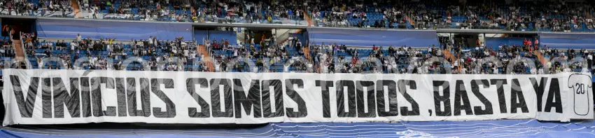 Pancarta en el Bernabéu contra el racismo en el fútbol